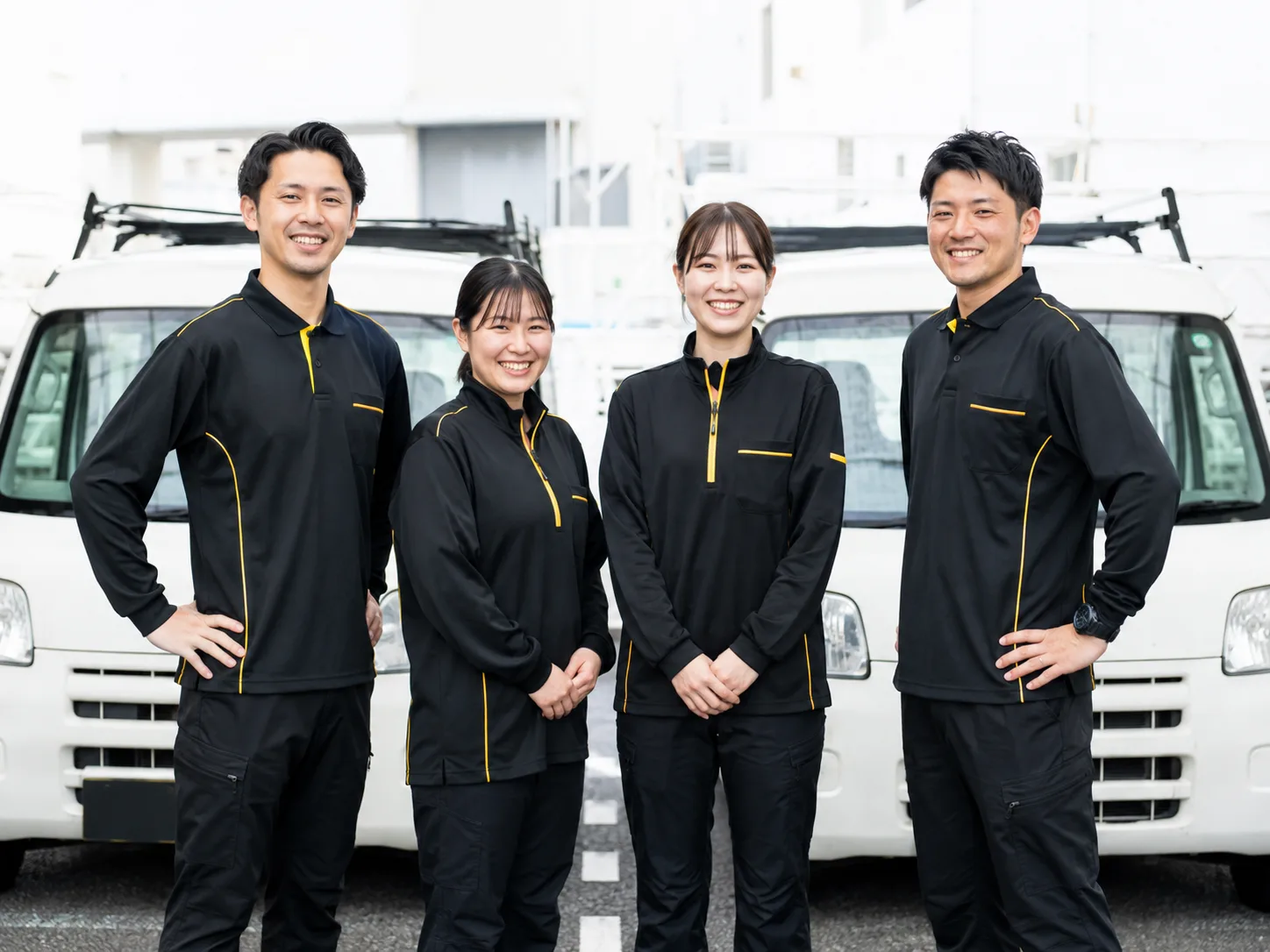 軽貨物車両の前に並ぶJUNGLEのドライバーたち